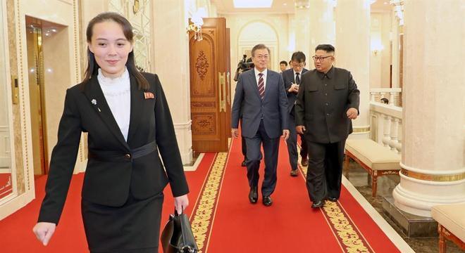 Kim Yo-jong (e) à frente do irmão, Kim Jong-un e o líder sul-coreano Moon Jae-in