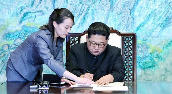 Kim Yo-jong se tornou uma espécie de 'braço direito' de Kim Jong-un
