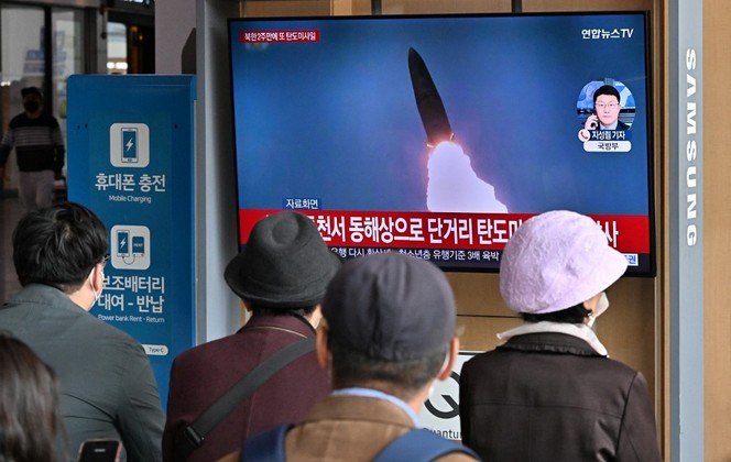 Pessoas assistem a um noticiário com imagens de arquivo de um teste de míssil norte-coreano, em Seul