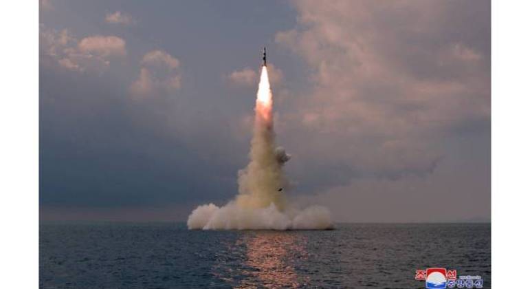 Míssil balistico lançado por submarino é disparado durante teste realizado pela Coreia do Norte 