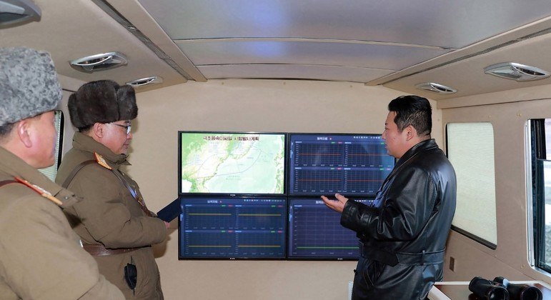Kim Jong-un conversa com militares durante observação do teste de um míssil hipersônico