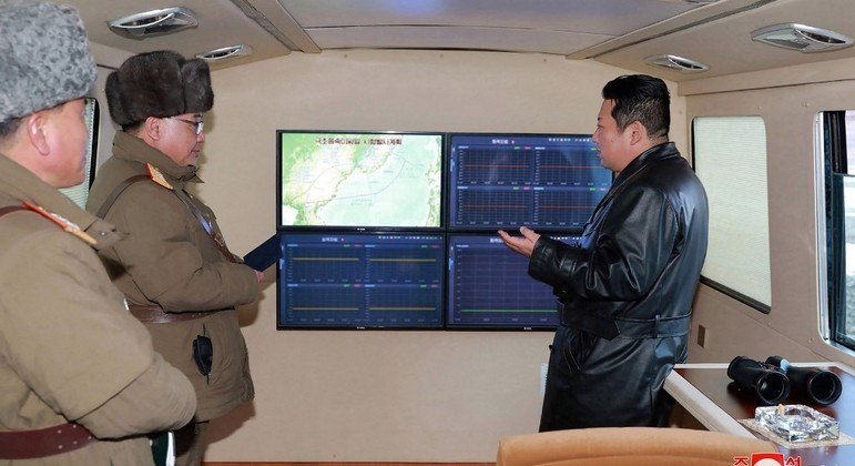 O líder da Coreia do Norte, Kim Jong-un, acompanha um teste balístico