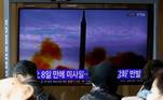 Pessoas assistem a uma reportagem sobre um míssil disparado pela Coreia do Norte, em Seul