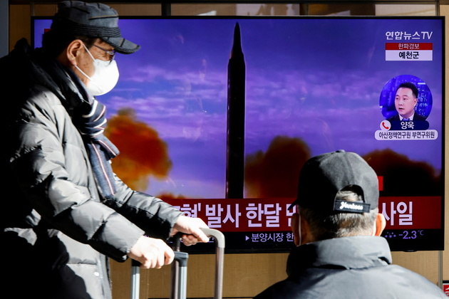 A Coreia do Norte disparou dois mísseis balísticos não identificados, no domingo (18), no mar do Japão. O lançamento acontece dias depois de Pyongyang ter anunciado o teste bem-sucedido de um motor de combustível sólido para um novo sistema militar, informaram os militares sul-coreanos. Apesar das duras sanções internacionais contra seu programa de guerra, o país construiu um arsenal de mísseis balísticos intercontinentais (ICBM, na sigla em inglês)