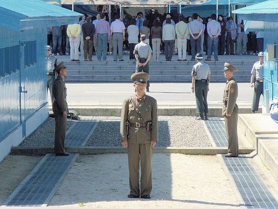 Coreia do Norte - País proporcionalmente mais militarizado do mundo : 30% da população fazem parte do Exército. 