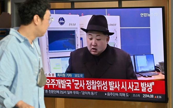 Também numa estação de trem, homem observa, nesta quarta (31), vídeo de Kim Jong-un exibido pela TV estatal da Coreia do Norte