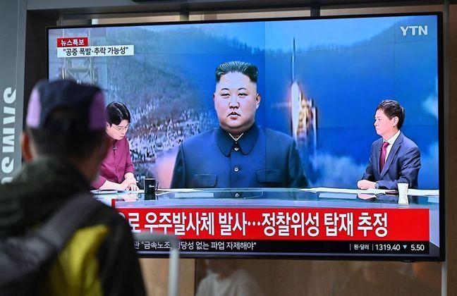 A Coreia do Norte, país liderado pelo ditador Kim Jong-un, lançou nesta terça-feira (30) um satélite espião, o que colocou a Coreia do Sul e o Japão em estado de alerta máximo. A tentativa falhou e o aparelho caiu no mar, mas  Kim Jong-un não se intimidou e apareceu bastante na TV norte-coreano nesta quarta (31).Na imagem acima, o ditador surge em imagem de arquivo num aparelho de TV que fica numa estação de trem