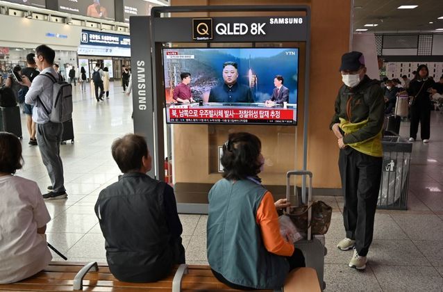 TV estatal norte-coreana exibe reportagem sobre o lançamento de satélite espião e usa a imagem de Kim Jong-un para chamar a atenção das pessoas