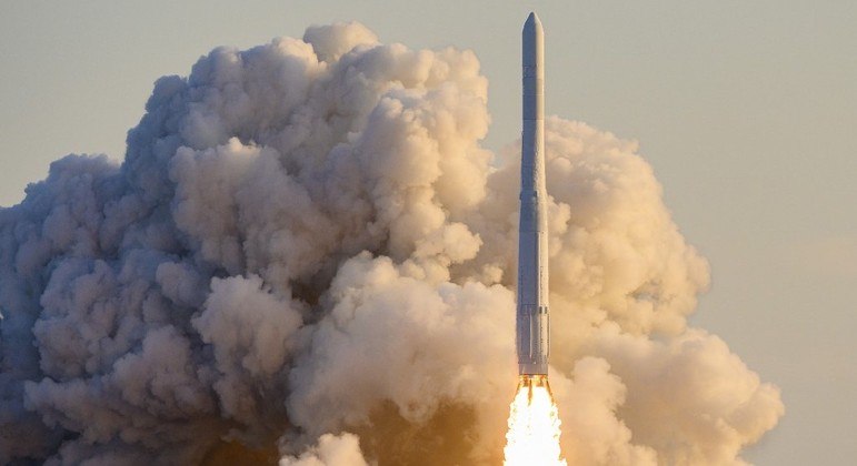 O primeiro foguete espacial da Coreia do Sul "Nuri" decola da estação de lançamento Goheung