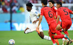 Kudus domina a bola e é perseguido por jogadores da Coreia do Sul