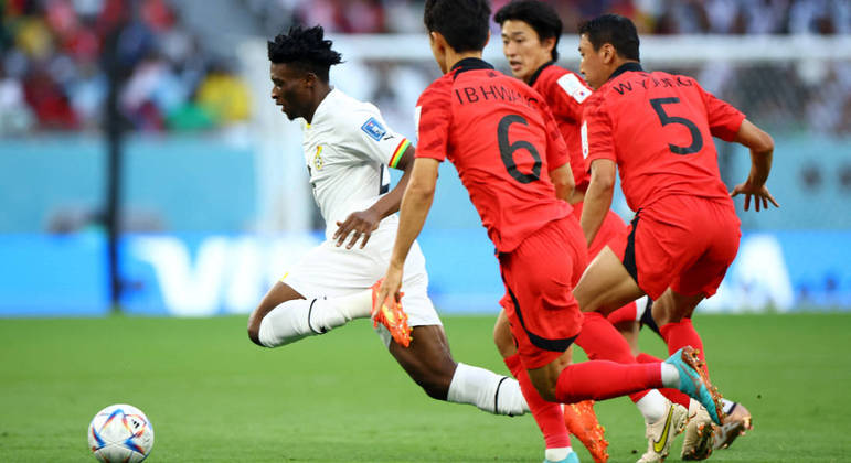 Kudus domina a bola e é perseguido por jogadores da Coreia do Sul