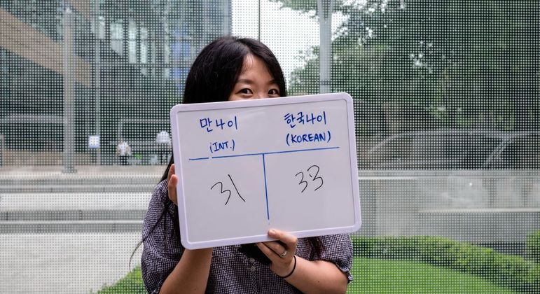 Sul-coreana mostra sua idade antiga, 33 anos, e a nova, 31