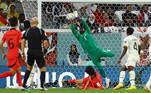O goleiro ganense Lawrence Ati-Zigi faz a defesa e evita gol da Coreia do Sul