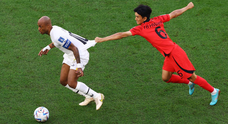 Hwang In-beom puxa a camisa de Andre Ayew na partida entre Coreia do Sul e Gana
