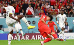 Cho Gue-sung cabeceia e marca o primeiro gol da Coreia do Sul contra Gana