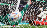 Bola estufa a rede no segundo gol do sul-coreano Cho Gue-sung contra Gana