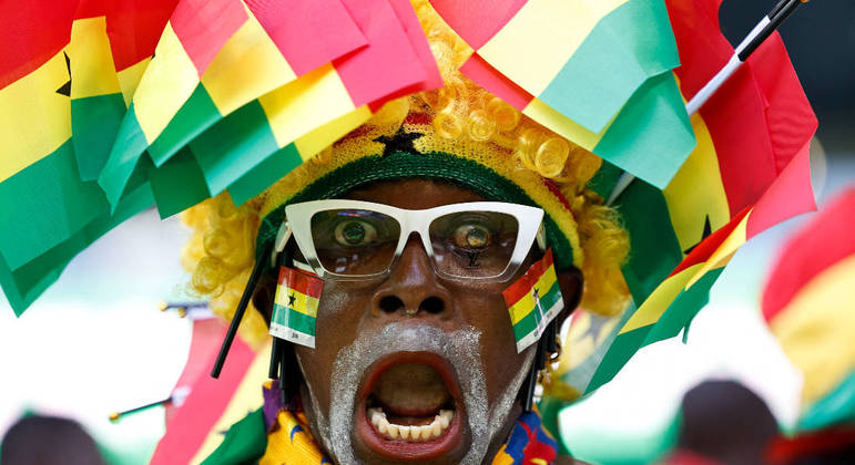 Torcedor de Gana dá aquele grito de apoio ao país antes do jogo contra a Coreia do Sul