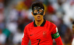Son usa máscara de proteção no rosto na partida entre Coreia do Sul e Gana
