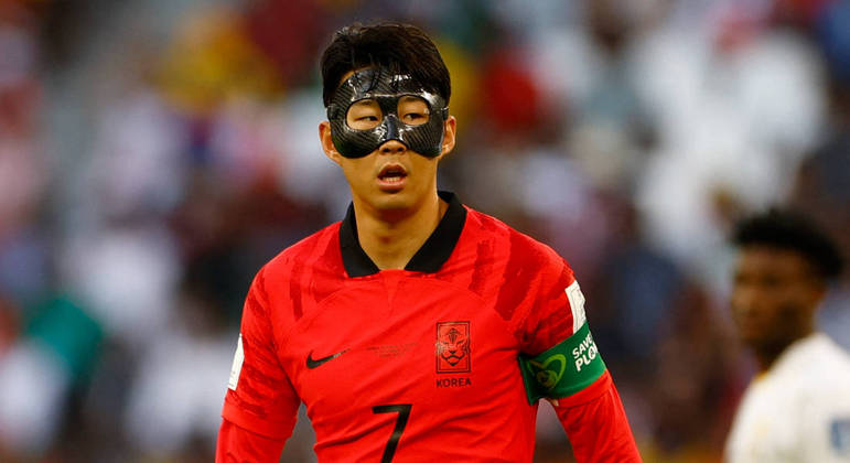 Son usa máscara de proteção no rosto na partida entre Coreia do Sul e Gana
