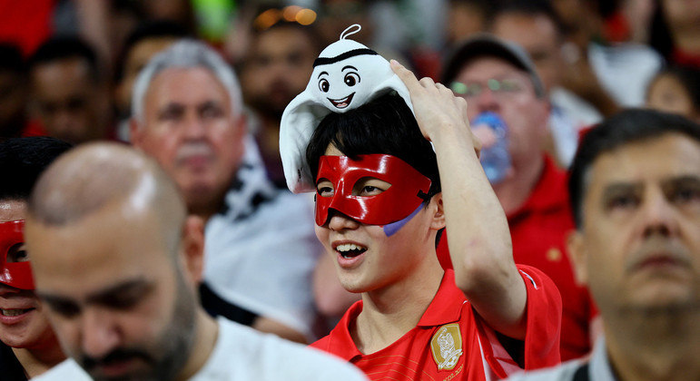 Coreano com mascote da Copa do Mundo, à espera do jogo contra Portugal