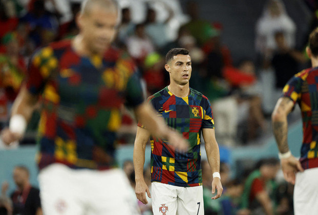 O craque Cristiano Ronaldo, ídolo de Portugal, já está em campo aquecendo ao lado dos companheiros de equipe