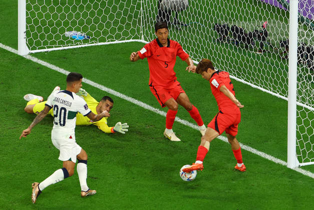 A Coreia até marcou um e deixou tudo igual, mas o juiz viu posição de impedimento no lance e anulou o gol coreano
