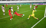 Olha o gol! Kim Young-Gwon aproveitou a sobra e mandou para o fundo da rede. Coreia 1, Portugal também 1. Tudo igual no Cidade da Educação