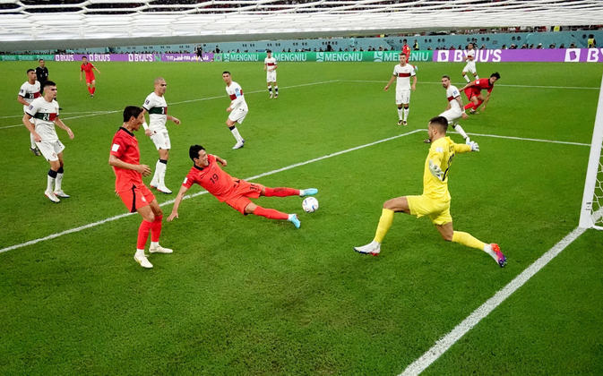 Olha o gol! Kim Young-Gwon aproveitou a sobra e mandou para o fundo da rede. Coreia 1, Portugal também 1. Tudo igual no Cidade da Educação