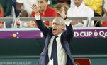 O técnico da seleção portuguesa, Fernando Santos, tenta orientar Portugal e não contém o nervosismo na beira do campo 