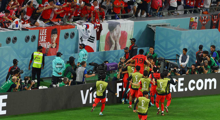 Sul-coreanos comemoraram gol da vitória com a torcida
