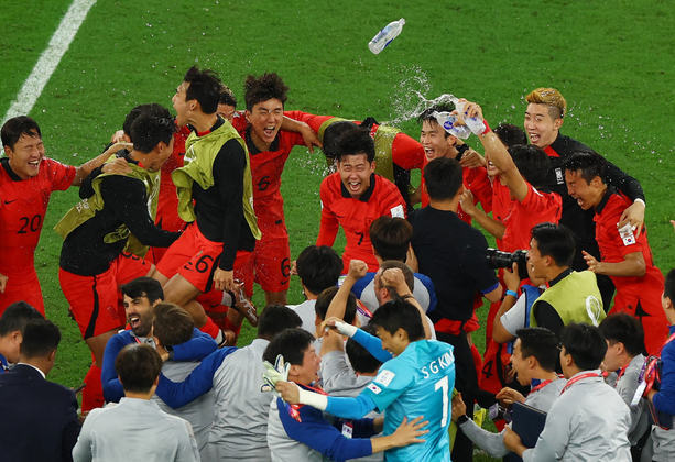 A Coreia do Sul está nas oitavas de final da Copa do Mundo! Os sul-coreanos venceram Portugal por 2 a 1 em última rodada da primeira fase, pelo Grupo H. Nesta sexta-feira (2), as seleções entraram em campo buscando uma vaga nas oitavas de final do Mundial, ao meio dia. No fim, as duas equipes avançaram no torneio. O palco do duelo foi o Cidade da Educação. Confira as melhores imagens da partida: