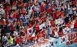 A torcida sul-coreana em festa no Cidade da Educação, após classificação para as oitavas