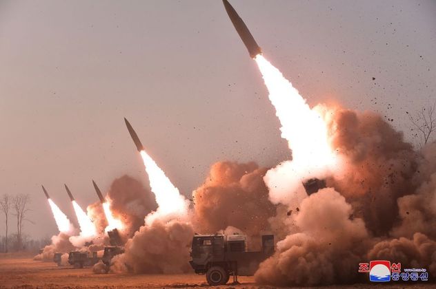 A Coreia do Norte, país comandado pelo ditador Kim Jong-un, lançou uma série de mísseis balísticos nesta quinta-feira (9), mas publicou fotos apenas nesta sexta (10). A demonstração de força de Jong-un acontece dias antes de um exercício militar conjunto na região entre a Coreia do Sul e Estados Unidos