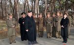 Kim Jong-un, com sua filha Ju Ae (à direita), acompanhou de perto o exercício militar