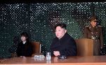 O ditador norte-coreano assiste ao lançamento dos mísseis balísticos. Sua filha de 11 anos é apontada por especialistas como sua possível herdeira política