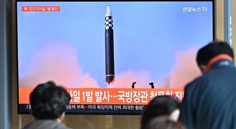 Pessoas em estação de trem em Seul assistem ao lançamento de mais um míssil norte-coreano