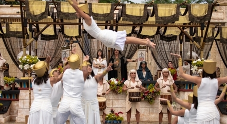 Coreografia contou com elementos circenses