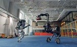 Os passos de dança foram tão bem executados que mal dá para acreditar que se trate de robôs