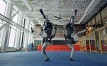 O sistema de controle avançado e o hardware de última geração da máquina de 1,5m e 80kg fornecem a força e o equilíbrio necessários para demonstrar agilidade em nível humano