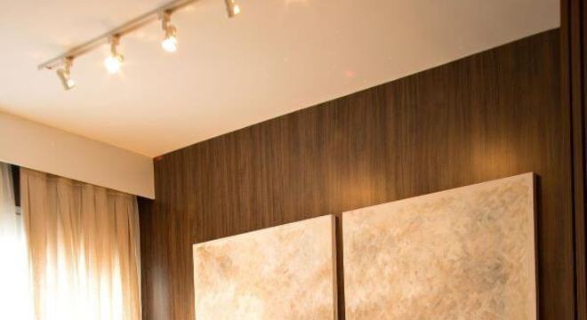 Cores neutras no quarto de solteiro