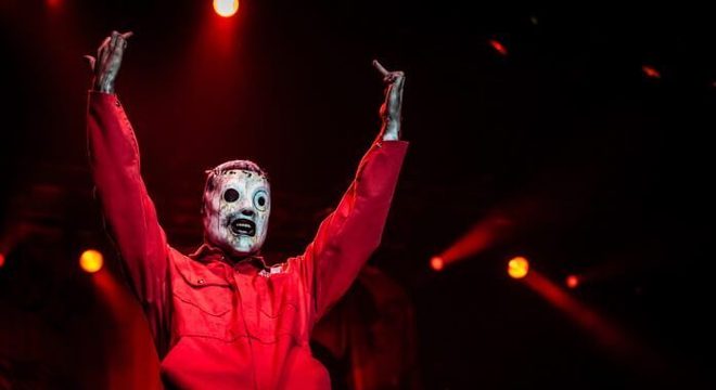 Corey Taylor quebra o pé mas Slipknot segue em frente e faz show completo; vídeo