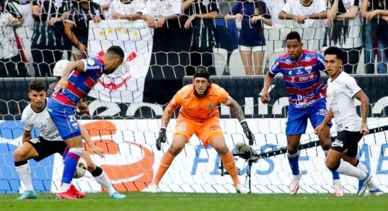 Corinthians sofreu no primeiro tempo. 11 finalizações do Fortaleza, contra apenas um chute a gol