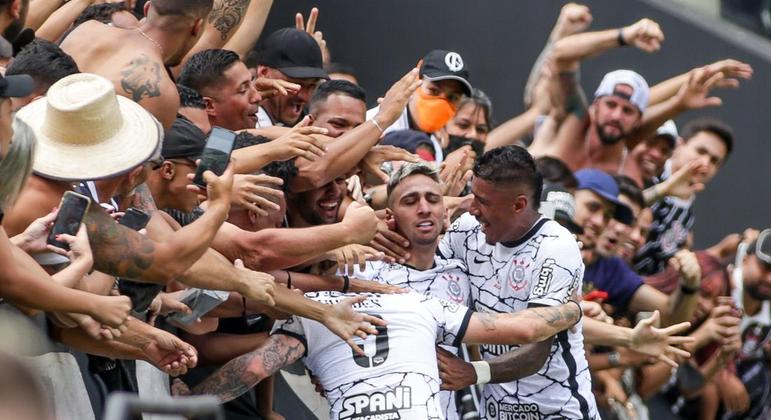 Corinthians e Flamengo juntos arrecadaram um terço de todo o dinheiro das bilheterias do Brasileiro