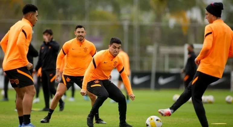 Jogadores do Corinthians em treino no CT Joaquim Grava