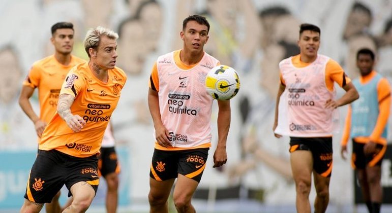 Jogadores do Timão em treino com bola no CT Joaquim Grava
