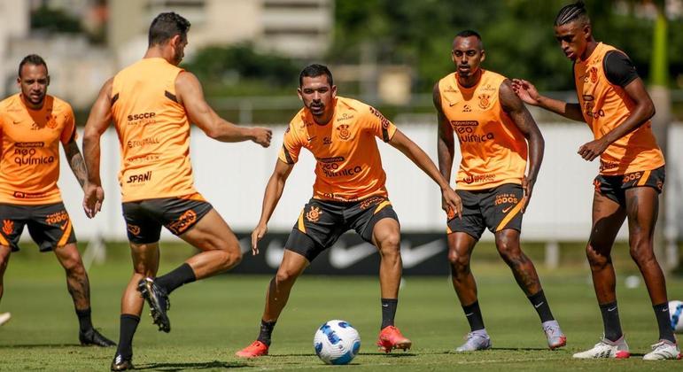 Jogadores do Corinthians treinam com bola no CT Joaquim Grava