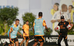 Treino com bola sob os olhares do técnico Vítor Pereira