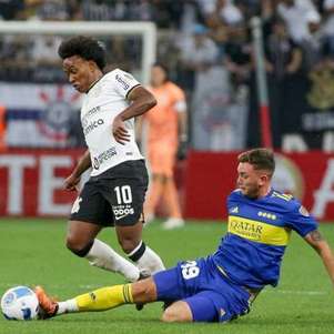 Willian, do Corinthians, em disputa com jogador do Boca