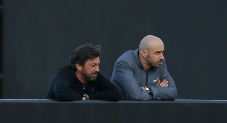 Dirigentes do Timão, Duílio Monteiro e Alessandro assistem treino