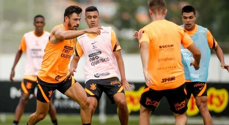 Jogadores do Corinthians em treino com bola no CT Joaquim Grava
